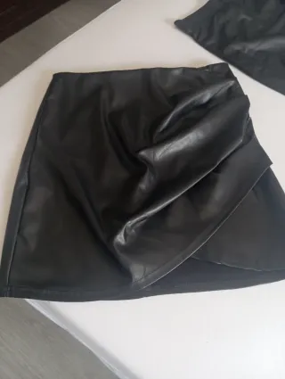 Falda negra efecto piel