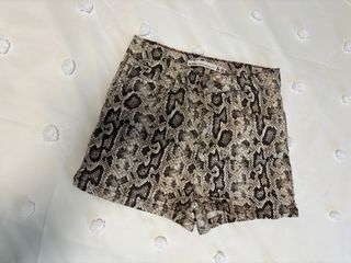 Shorts vaqueros estampado serpiente