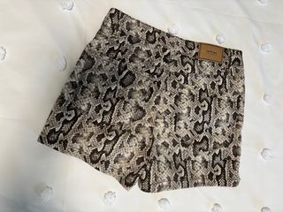 Shorts vaqueros estampado serpiente