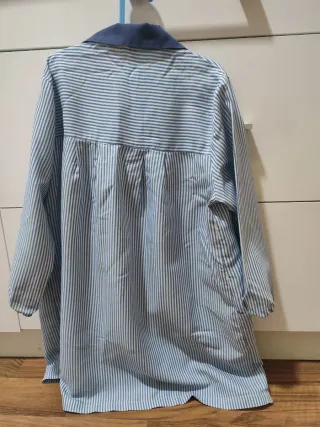 Bata escolar azul y blanca