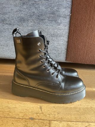 Stivali militari neri con piattaforma