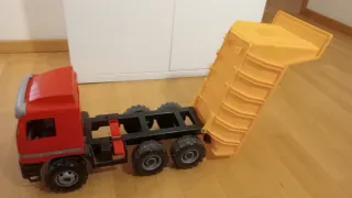 Camión volquete de juguete rojo y amarillo