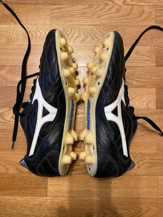 Botas de fútbol Mizuno negras y blancas