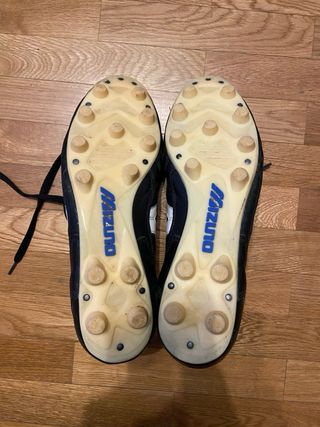 Botas de fútbol Mizuno negras y blancas