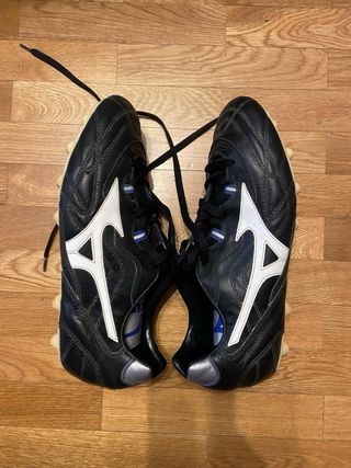 Botas de fútbol Mizuno negras y blancas