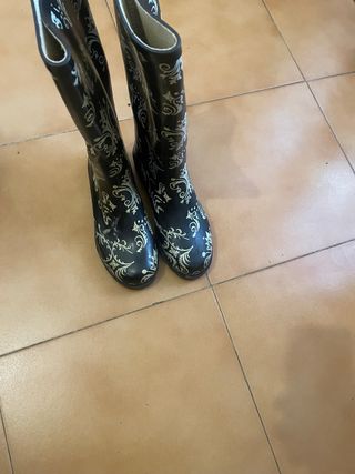 Botas de agua negras con estampado blanco