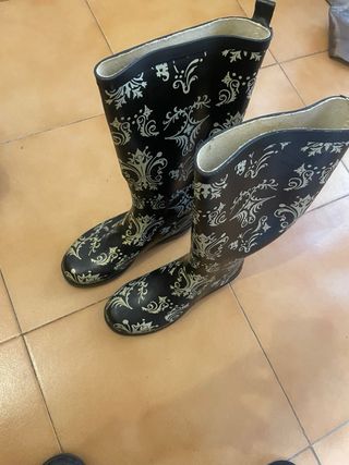Botas de agua negras con estampado blanco