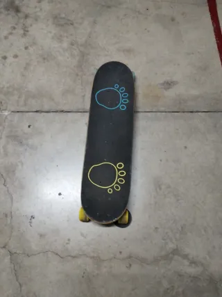 Patín negro con huellas azules y amarillas