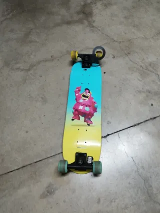 Patín negro con huellas azules y amarillas