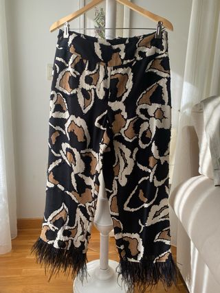 Pantalón Alba Conde estampado y con plumas.