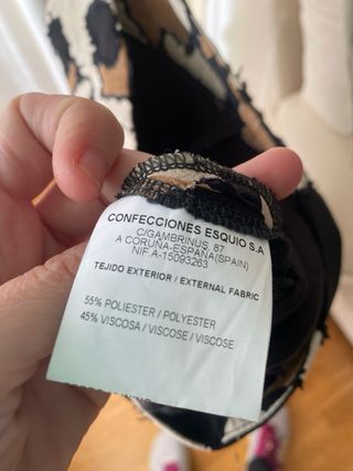 Pantalón Alba Conde estampado y con plumas.