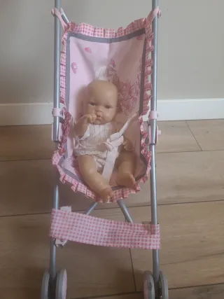 Sillita de paseo plegable con muñeca.