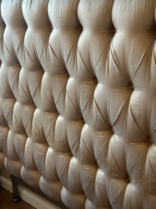 Cabecero Guadarte Seda Capitoné Beige/Dorado