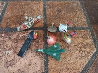 Lote juguetes clásicos: moto, avión, peonzas