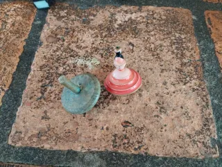 Lote juguetes clásicos: moto, avión, peonzas