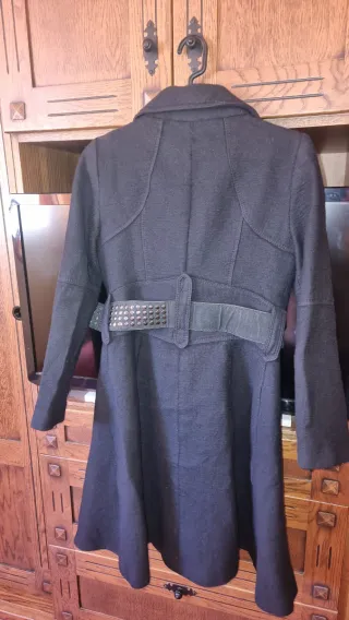 Abrigo negro con cinturón