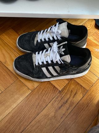 Zapatillas Adidas Negras y Blancas