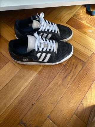 Zapatillas Adidas Negras y Blancas