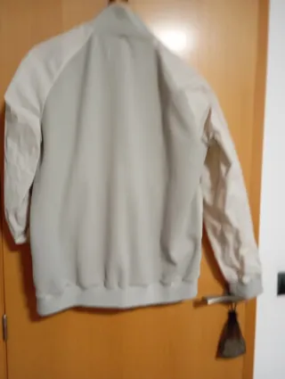 Chaqueta beige con cremallera deportiva e impermea