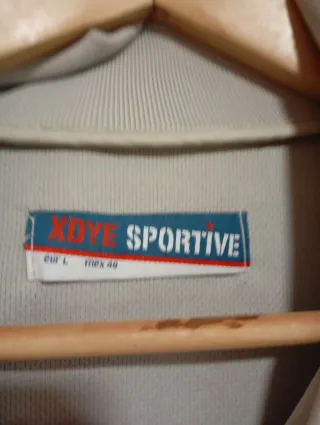 Chaqueta beige con cremallera deportiva e impermea