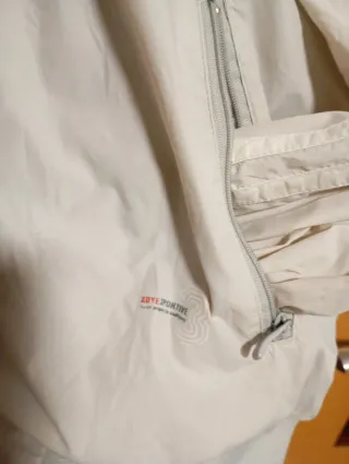 Chaqueta beige con cremallera deportiva e impermea