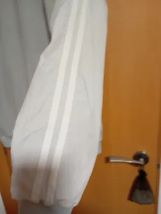 Chaqueta beige con cremallera deportiva e impermea