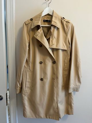 Gabardina beige con cinturón color camel clarito