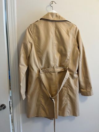 Gabardina beige con cinturón color camel clarito