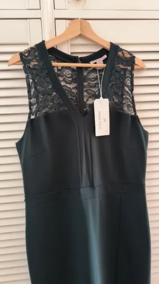 Vestido de cóctel estilo lencero con etiquetas