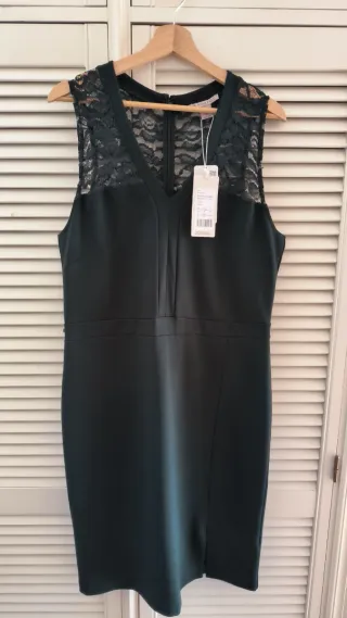 Vestido de cóctel estilo lencero con etiquetas