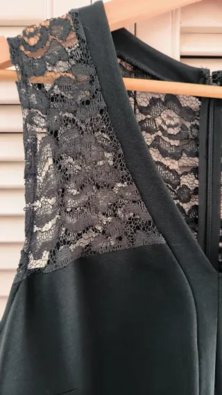 Vestido de cóctel estilo lencero con etiquetas