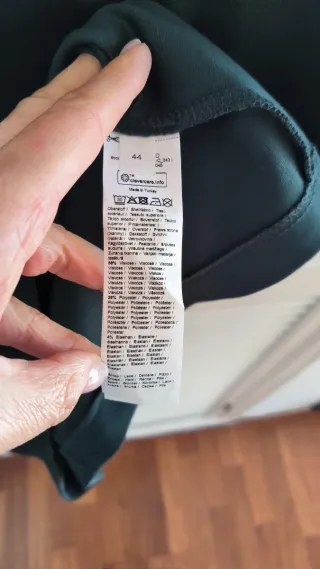 Vestido de cóctel estilo lencero con etiquetas