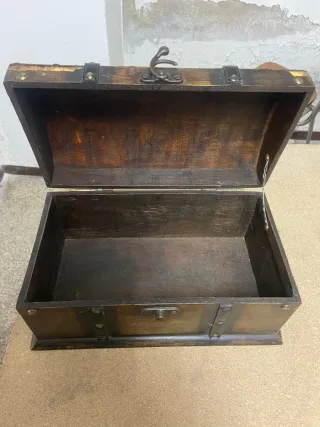 Cofre de madera con detalles metálicos