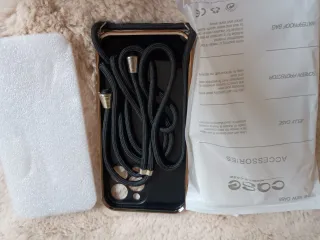 Funda iPhone 13/14 Pro/Pro Max Negra con cordón