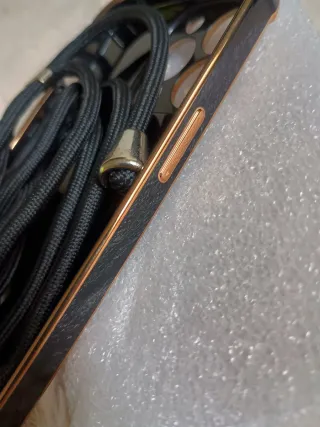 Funda iPhone 13/14 Pro/Pro Max Negra con cordón