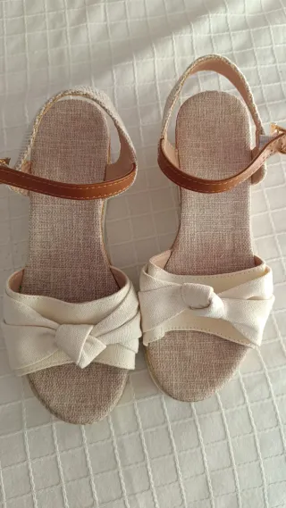 Sandali beige e bianchi con fiocco