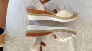 Sandali beige e bianchi con fiocco