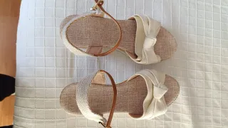 Sandali beige e bianchi con fiocco