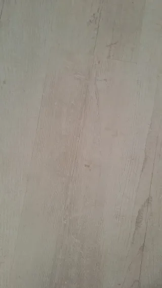 Suelo laminado gris claro