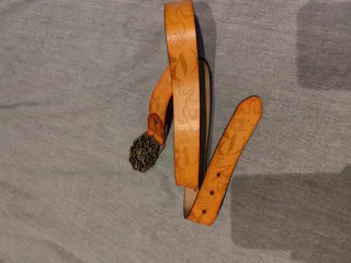 Cinturón de piel troquelada 110cm