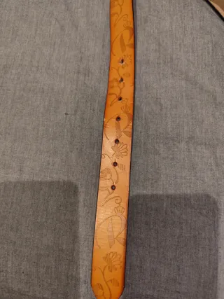 Cinturón de piel troquelada 110cm