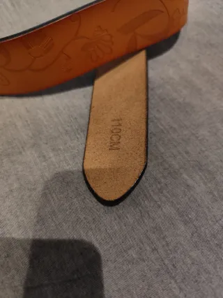 Cinturón de piel troquelada 110cm