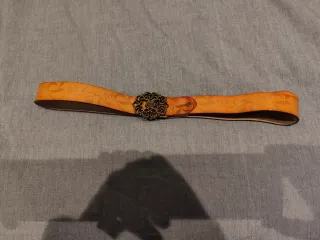 Cinturón de piel troquelada 110cm