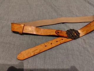 Cinturón de piel troquelada 110cm