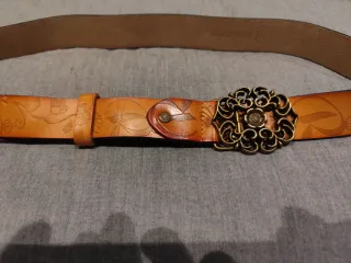 Cinturón de piel troquelada 110cm