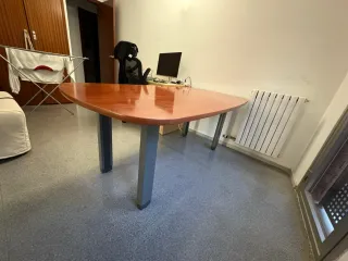 Mesa grande de madera con patas regulables
