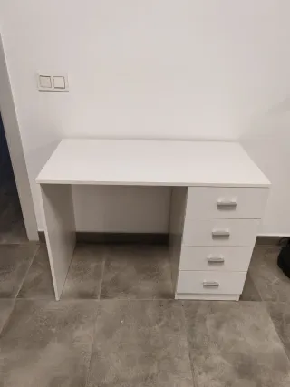 Escritorio blanco con 4 cajones.