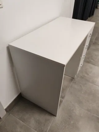 Escritorio blanco con 4 cajones.