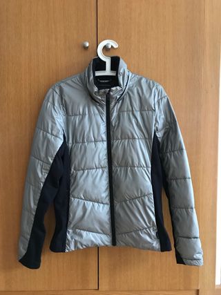 Chaqueta técnica deportiva Oysho plateada y negra