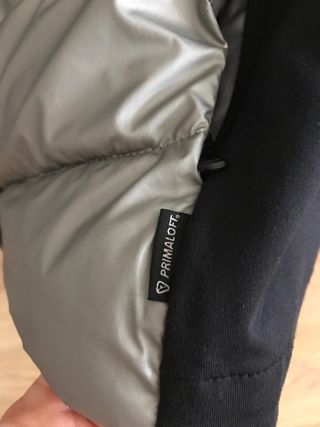 Chaqueta técnica deportiva Oysho plateada y negra